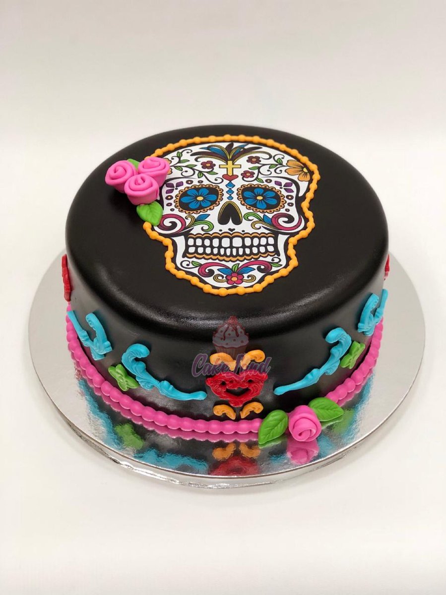 CakelandCol's tweet photo. Hoy, nos unimos a esa celebración mexicana del día de lo muertos con está especial decoración para uno de nuestros clientes. La #catrina un símbolo de México.
#bake #cake #cakedecorating #cakedecorating #cakedesing #mexico #diadelosmuertos #sweet #cali #cakeland #catrinacake https://t.co/YGfXCgpwZs