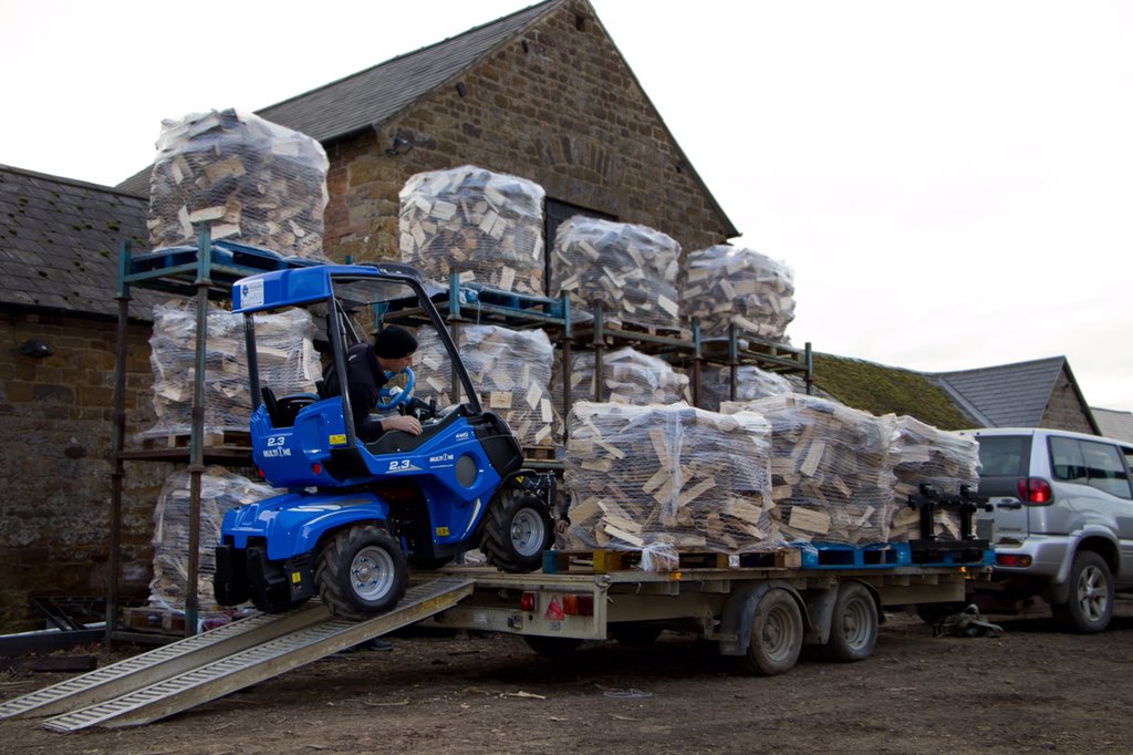 MultioneUk's tweet image. Strong and Light. 
This 2.3 loads 400kgs+ pallets, then joins the load on a 3.5t plant trailer for onward delivery.
#transformyourwork #beproductive
