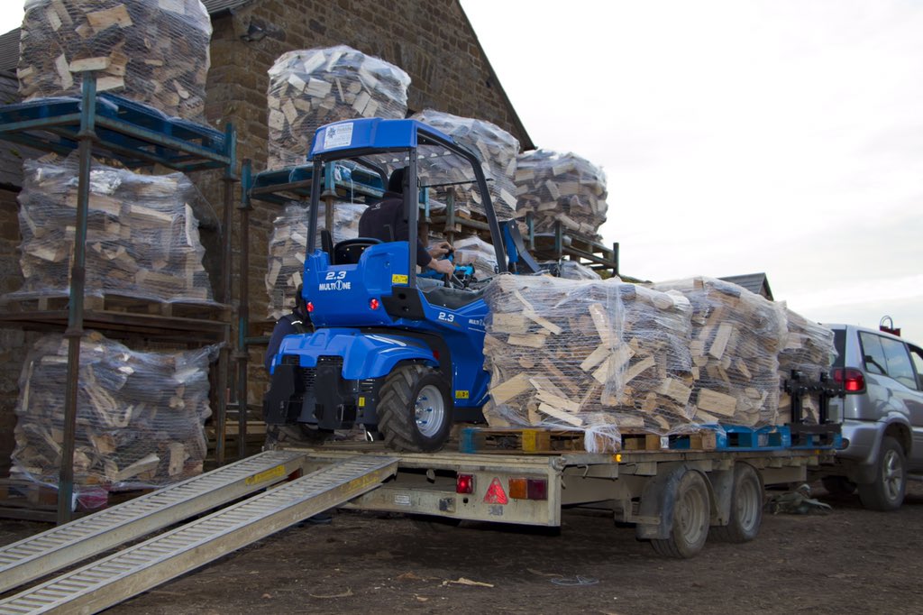 MultioneUk's tweet image. Strong and Light. 
This 2.3 loads 400kgs+ pallets, then joins the load on a 3.5t plant trailer for onward delivery.
#transformyourwork #beproductive