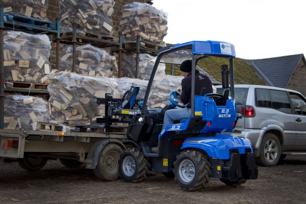 MultioneUk's tweet image. Strong and Light. 
This 2.3 loads 400kgs+ pallets, then joins the load on a 3.5t plant trailer for onward delivery.
#transformyourwork #beproductive