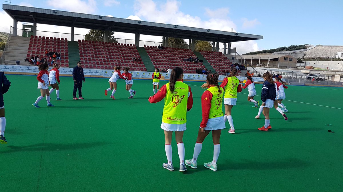 FedAndHockey's tweet image. Las #Redstick han jugado hoy un test match con el equipo de DHB de Benalmádena dentro de las actividades de la concentración que están celebrado @Alcala_la_Real @rfe_hockey @AbsolutaFem @DeporteAND @dipujaen
