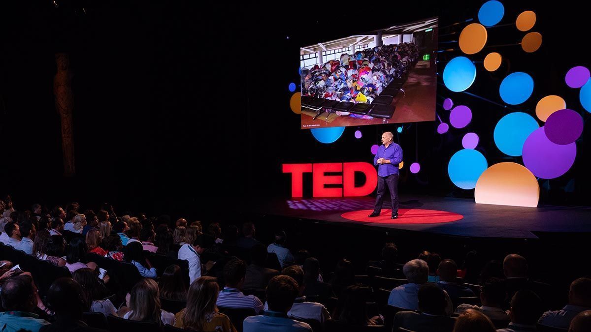 UPS_News's tweet photo. In the wake of #humanitarian disaster, you can be a hero or just create more mess. Ask yourself these 3 questions before sending another donation into the chaos. #TEDatUPS https://t.co/smqK0zrhZI via @UPSLongitudes https://t.co/L7Cq8soMZg