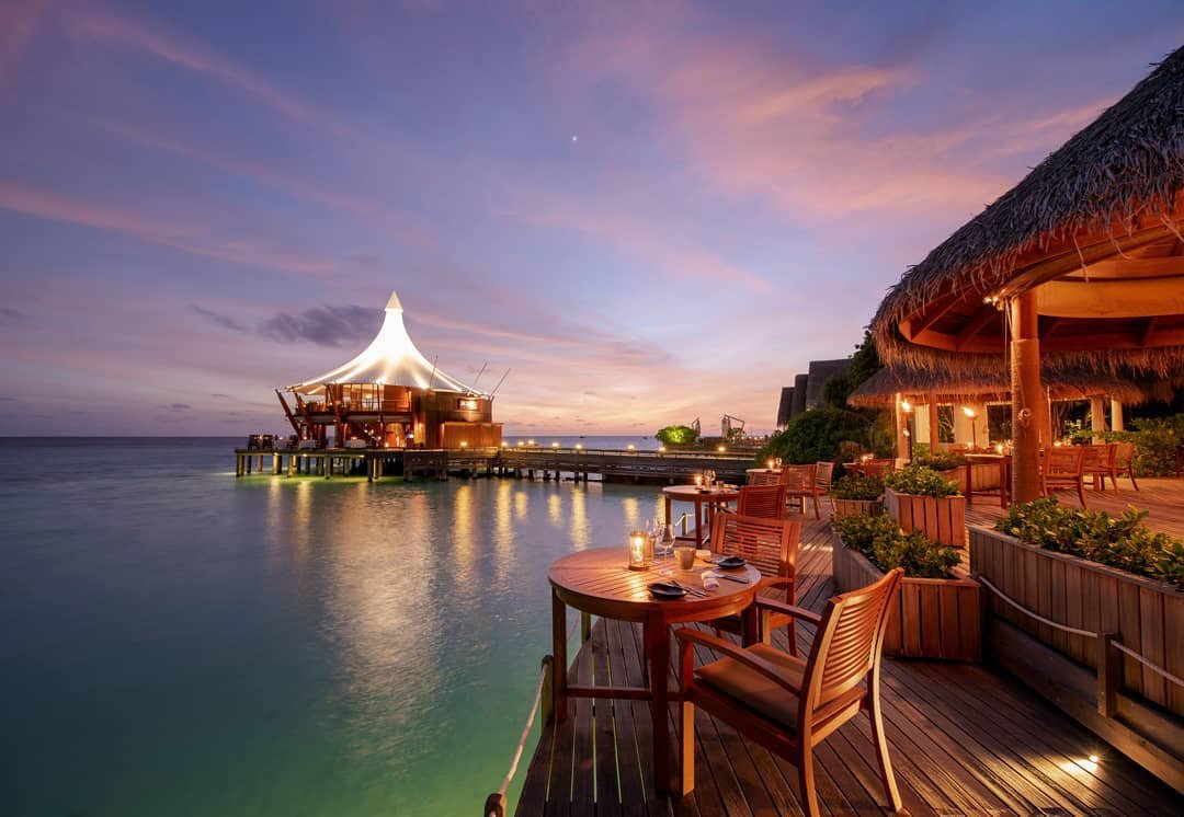 VLMinuteIT's tweet photo. Pranzo intimo con dolci sciami d'acqua, l'aroma delle spezie alla deriva nella notte 📷 | 📷: @BarosMaldive

https://t.co/q9hnXgy2iJ https://t.co/lB2YLUj8E6