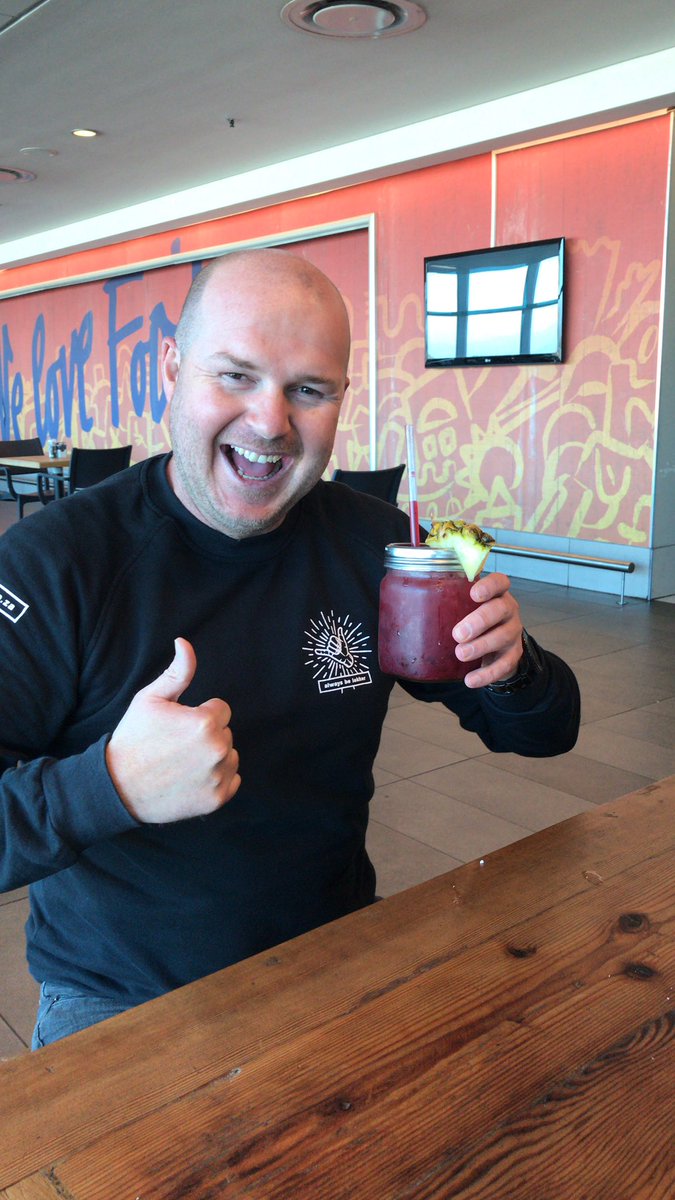 JoshNuttall's tweet photo. Catch ups with #five2nine guru and mate @kaufmann_mike, he had to make to do with a pink drink as there weren’t any mango cocktails... think he drank them all in #bintan @cnandco #clubmed https://t.co/IwkuTCpfNA