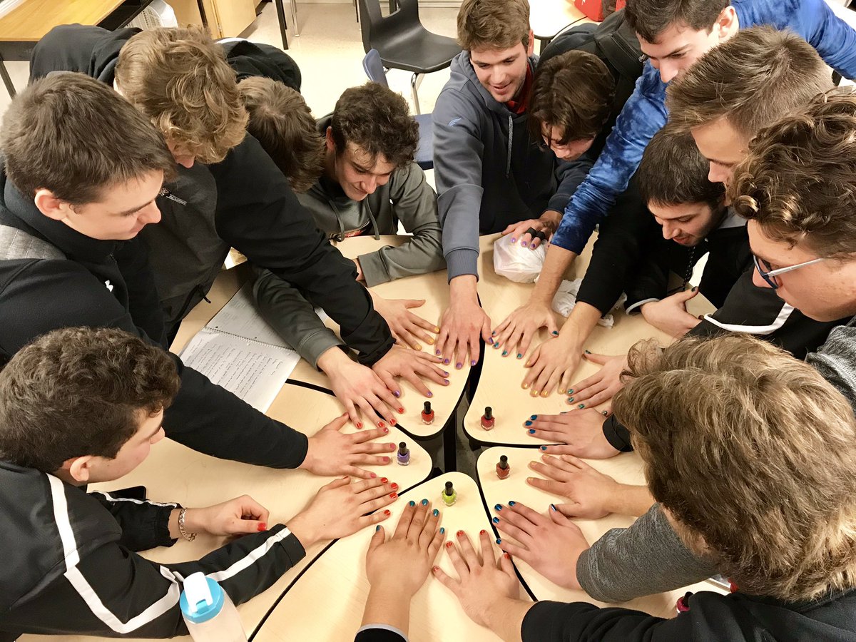 k_rich19's tweet photo. In #SolidarityWithSam , young men @TheHillAcademy wore nail polish today to stand up against “toxic masculinity”. You are not alone. @DaddyFiles #Inspired 💅🏻 https://t.co/phzheIw8nj