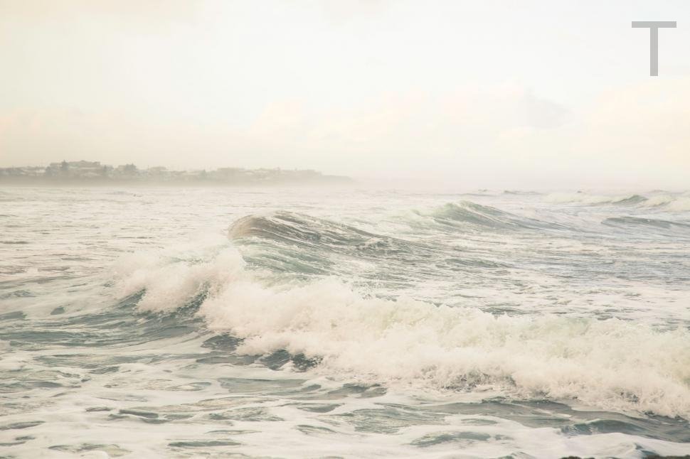 Дул влажный ветер с залива. Море туман волны. Серое море волны. Светлые волны. Волны в тумане.