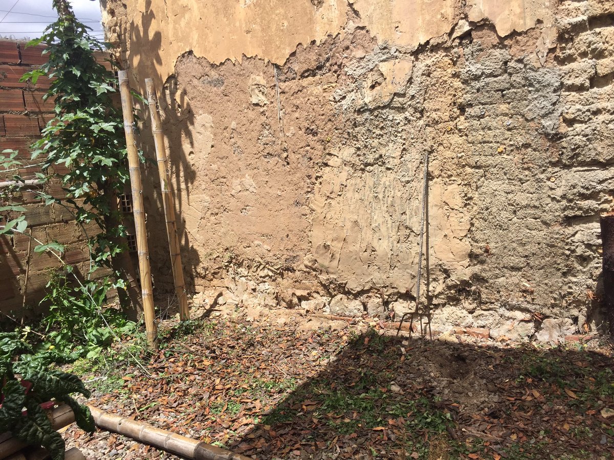 JullyAndreaH's tweet photo. Preparando el terreno en @proyectocasaB con @tadeo_investiga y @PSF_Colombia para la huerta del Transurban Lab para habitantes del barrio Belén https://t.co/Mi2DHyYUlv