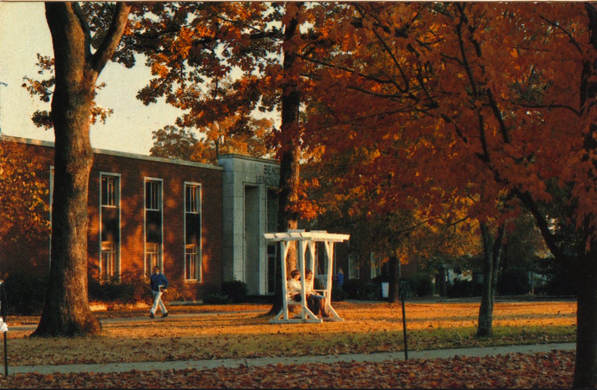 HardingU's tweet photo. The Beaumont Memorial Library, built on campus in 1950, housed over 200,000 volumes in 1987. Today in its place, we enjoy the renovated Brackett Library. But no matter the time, one thing remains true — #FallAtHarding is beautiful. #HUTBT https://t.co/rJuscTZvn0