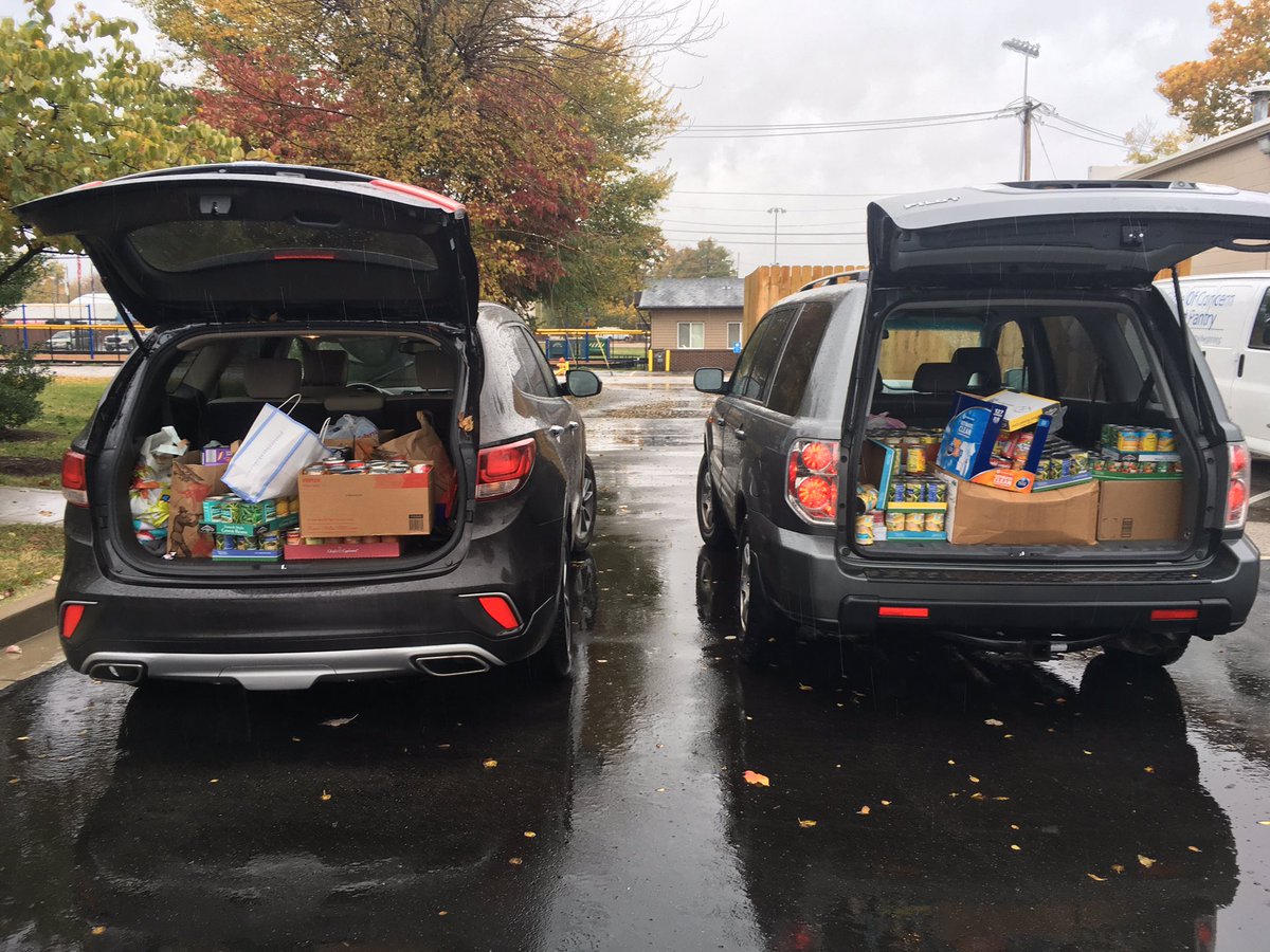 MrsSelsor1st's tweet image. Wow, two car loads of canned foods for #CircleofConcern.  Great job, VIZ Lower School. You collected over 700 cans!! #WeAreVizLS
