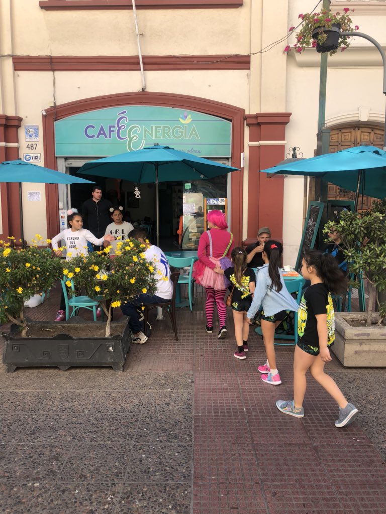 CafeEnergia's tweet photo. Pikachu visita @CafeEnergia! Niños felices! Te esperamos en el #BoulevardDeLosNiños hasta las 19:30 horas y luego atención normal hasta las 23 hrs! Ricos cafés, pasteles, wafles y más! https://t.co/vroTzZHOtL