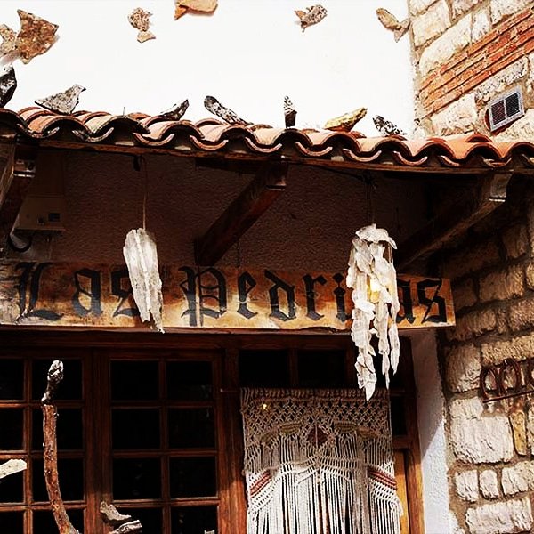 Este puente seguimos abiertos! 
Aunque no tenemos cobertura...😣📱☎️📞🚫 no nos llames, preséntate o escríbemos!! ➡️➡️Puedes disfrutar de esculturas al aire libre del Museo de los Troncosaurios ➡️➡️Tomarte algo y comer en el Mesón Las Pedrizas mientras contemplas los Zoolitos🐚🐚