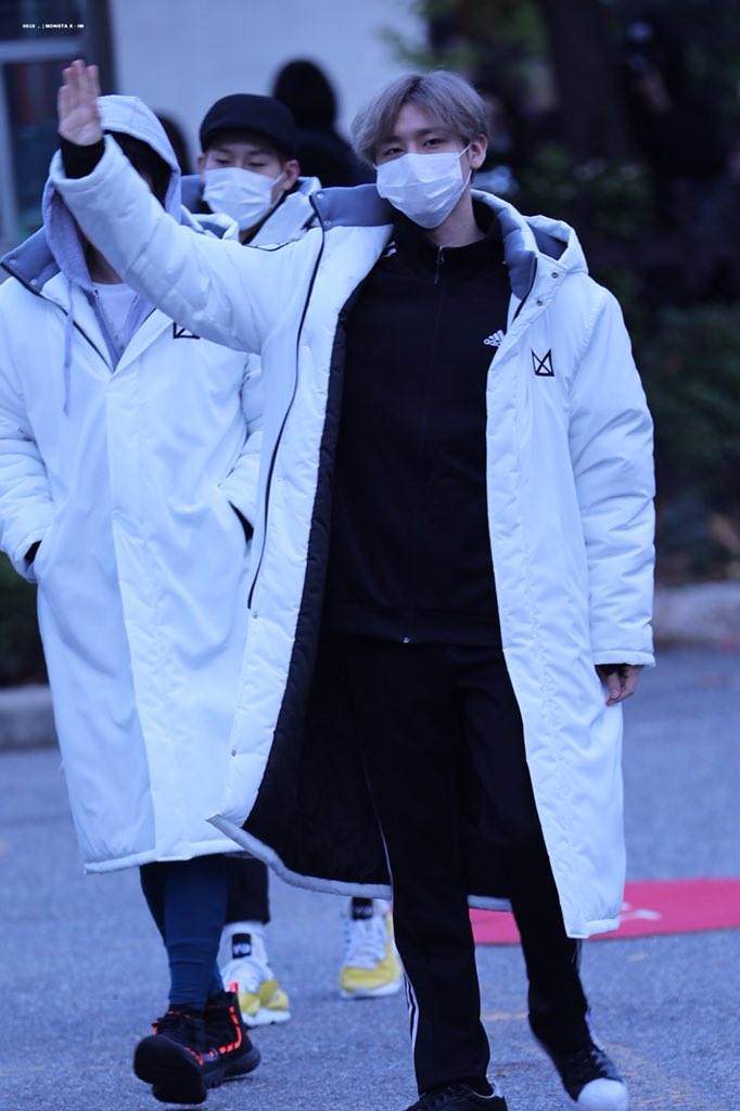 오늘 팬들이 제작해준 패딩 입고 뮤뱅출근하는 몬스타엑스 | 인스티즈