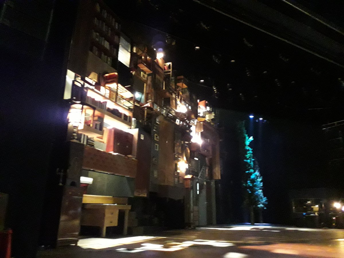JoanMargarit_'s tweet photo. Basat en fets reals, #funhomebcn és un musical que t'atrapa de principi a fi. @onyric_musical et regala una magnífica història de dos generacions d'una mateixa família que busquen ser ells mateixos. Actrius, actors, músics, direcció i escenografía impecables. Bravo 👏👏👏 https://t.co/sBhp5sX34t