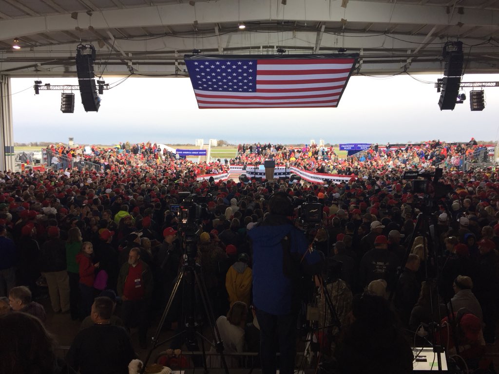 DempseyReports's tweet image. 10,000+ people inside @FLYFROMCOU means...#SlowWIFI

Stepping outside to send a few tweets