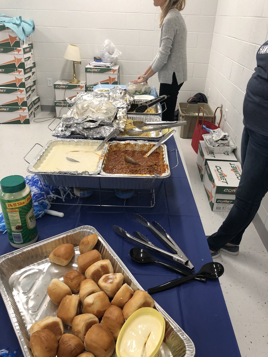 dwsanfo's tweet photo. @HVMSBoysHoops getting their fuel before their first home game #DYJ https://t.co/ZfRjVHwnxe