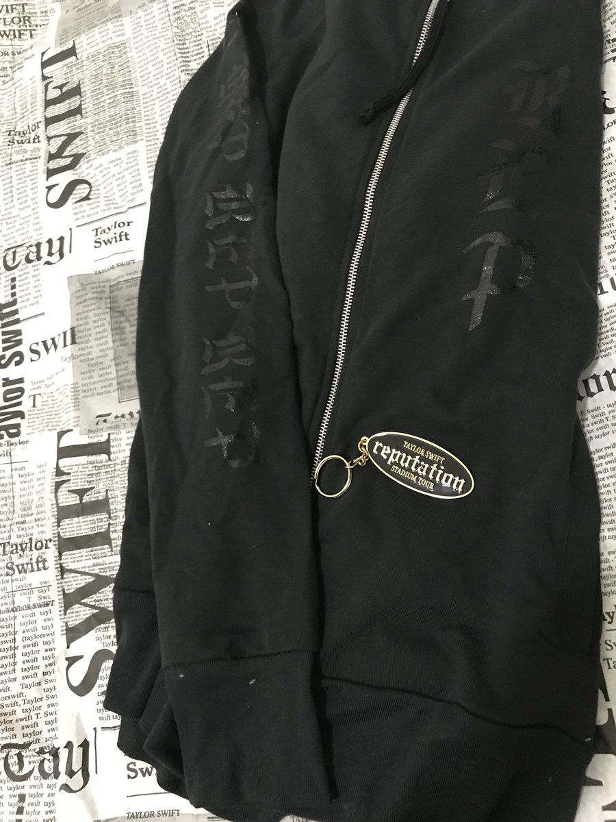 sswiftiie's tweet photo. Just got these and I LOVE IT!! @taylorswift13 #reptourmerch https://t.co/GLIQdTmPmK
