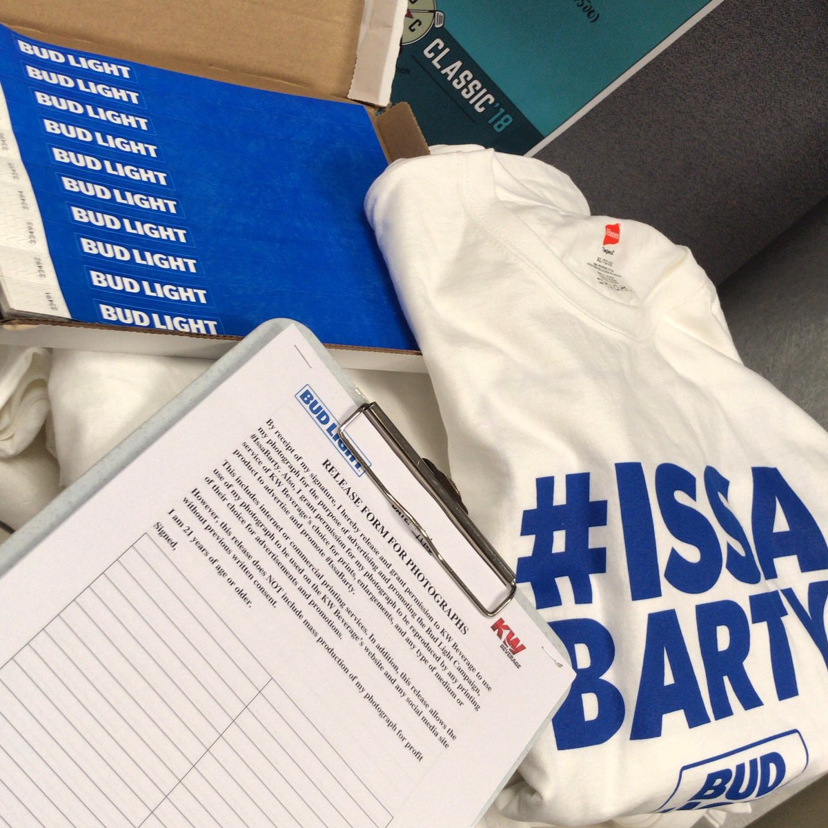 kw_beverage's tweet photo. #ISSABARTY 🔥🔥🔥
tonight. 10pm. saloon.
who wants a free tee and a chance to be on our bud light billboard in five points? 😎 use our hashtag so we know it’s real @DrinkingTicket https://t.co/c4aSJNLXn4