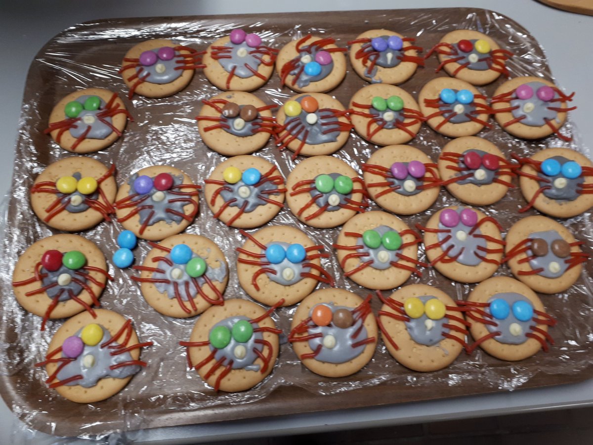 lloosc's tweet photo. Our Halloween craft and cookies https://t.co/AAqXgG23mc
