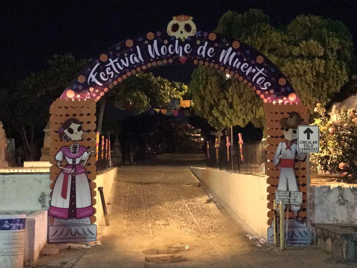 leonciomoranL8's tweet photo. #FestivalNocheDeMuertos a partir de las 6:00pm Panteon Municipal de #Colima https://t.co/dvvRc3rCEu