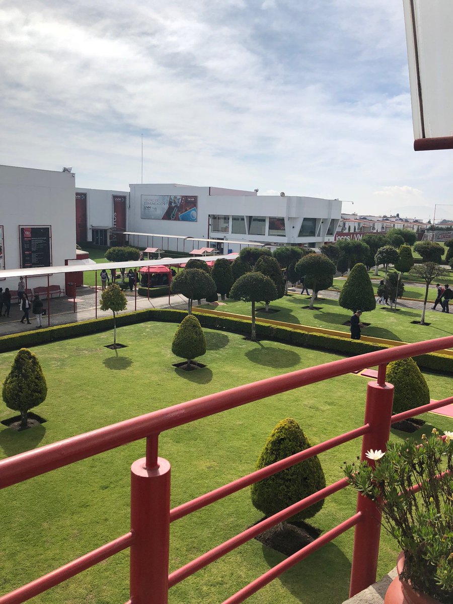 sophieanaya's tweet photo. Chulo el campus Toluca de @UVMMEXICO y además, los alumnos me recomendarom un puesto de tamales buenísimo! 🐷 https://t.co/MzUaIMmpuV