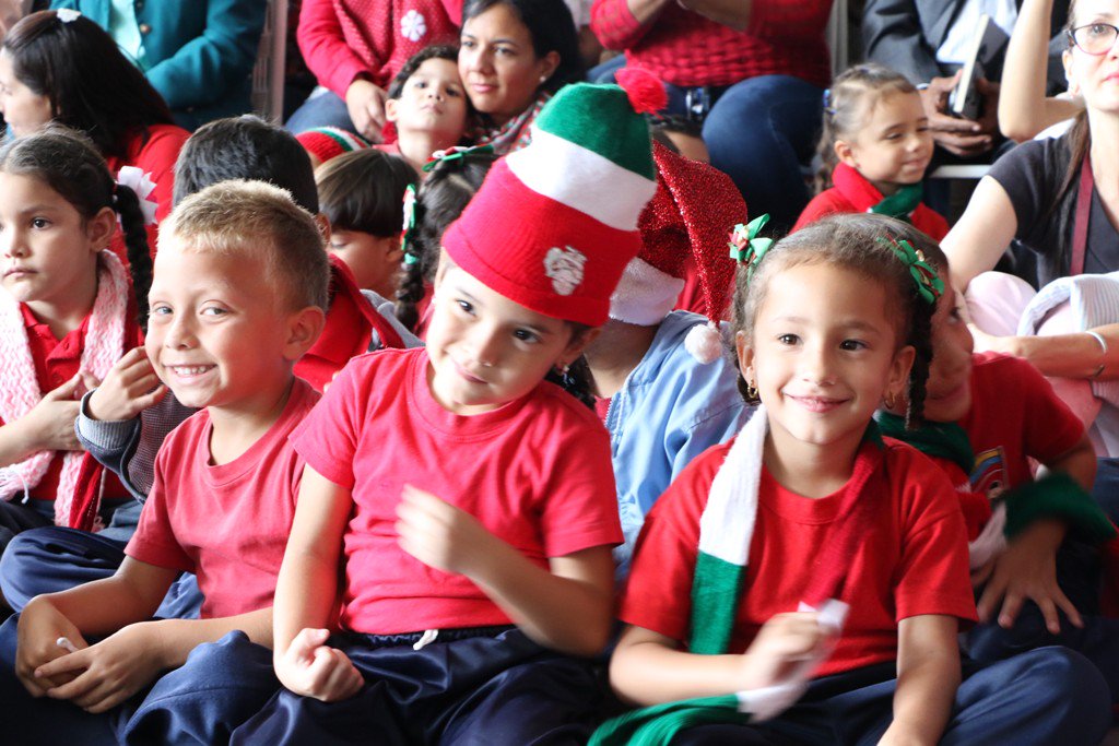 mineducacion_ve's tweet photo. 🎄👏❤ | La alegría de la Navidad llegó a la sede del @MPPEDUCACION @NicolasMaduro @psuvaristobulo #EducaciónLiberadora (+Leer) ➡ https://t.co/MrbVoJQRKs 

https://t.co/uUiTcvMi5a