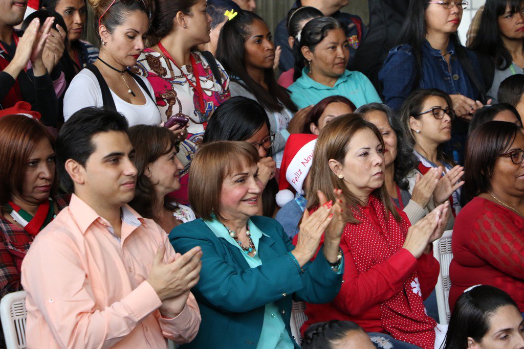 mineducacion_ve's tweet photo. 🎄👏❤ | La alegría de la Navidad llegó a la sede del @MPPEDUCACION @NicolasMaduro @psuvaristobulo #EducaciónLiberadora (+Leer) ➡ https://t.co/MrbVoJQRKs 

https://t.co/uUiTcvMi5a