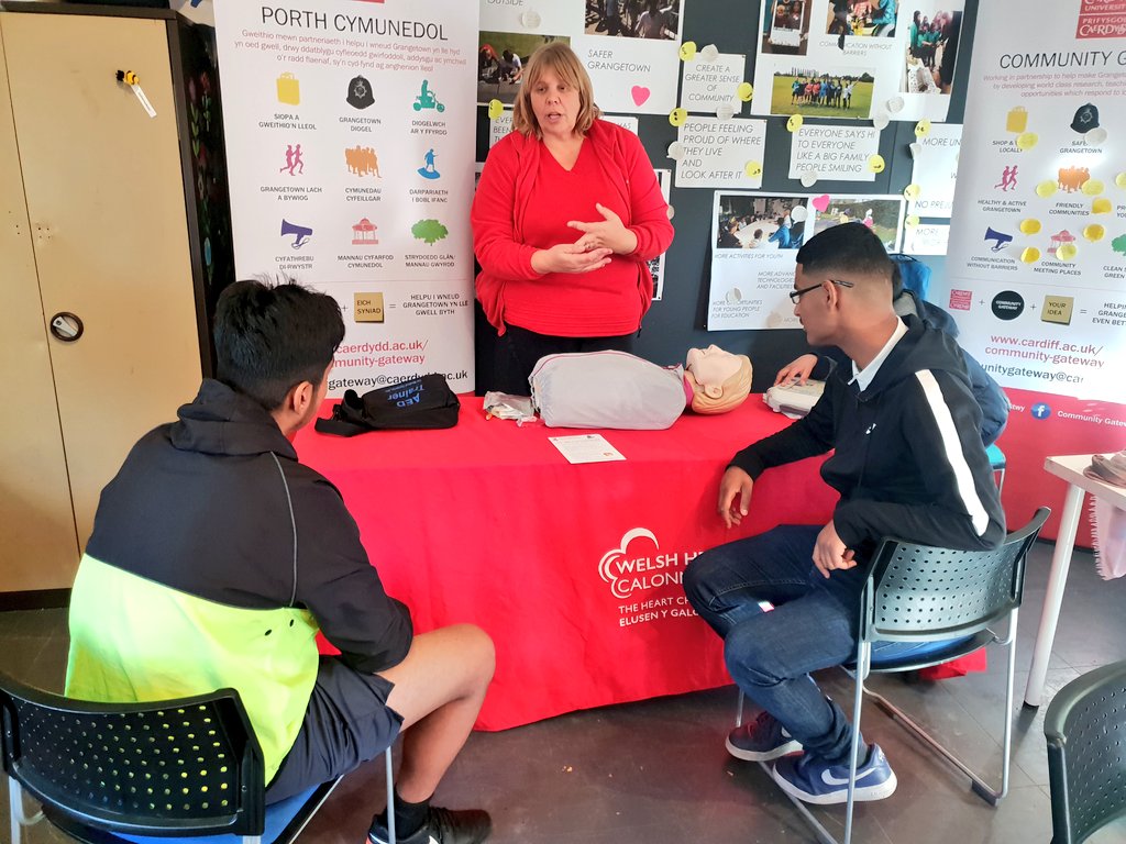 CommunityGtwy's tweet photo. Liz from @WelshHearts back again today providing vital life saving skills to local residents including children and young people @Grange_Pavilion as part of #SafetyWeek2018 🏥⛑️ #KeepWalesTicking⏳ https://t.co/zQDPBSzSD7