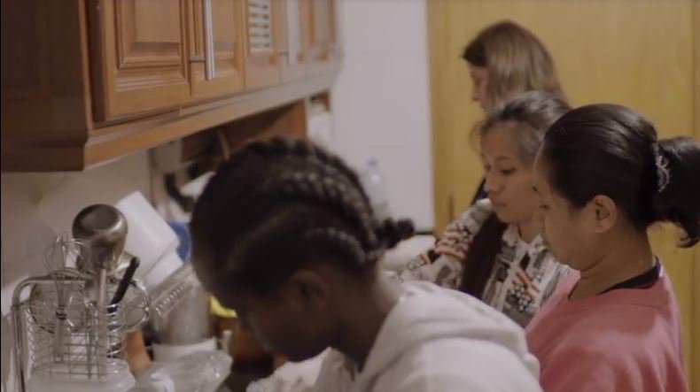 SenalColombia's tweet image. Más de 10 mil empleadas domésticas escapan de sus patrones cada año en Arabia Saudita. 

👉 En pantalla el documental "Mucamas en el infierno". 
#YoVeoSeñalColombia
#WhySlavery