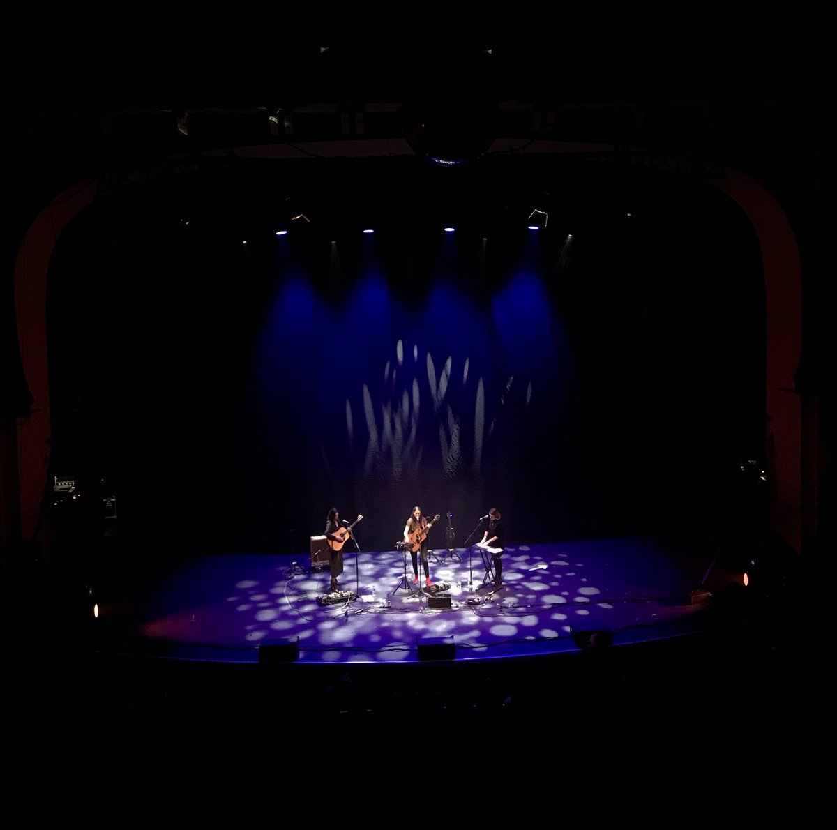 gerrydauncey's tweet photo. @thestaves @O2academybrix
Superb opening set from the Staves
#superbsupport #thestaves #BrixtonAcademy https://t.co/mHRVGY8rpN