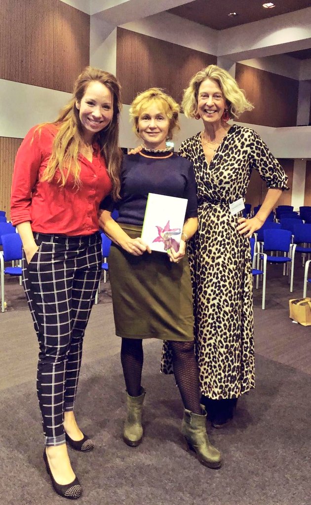 Wat een top dag vandaag tijdens congres #stiefkind van <a href="/SCEM/">SCEM</a> met presentatie van het nieuwe boek van <a href="/CHfilosofie/">Corrie Haverkort</a> 'Van woede naar redelijkheid' <a href="/AdvocaatAleide/">Aleide hendrikse</a> over 'scheiden en weg van het toernooiveld' en ik mocht spreken over verbindend gezag in het #samengesteldegezin