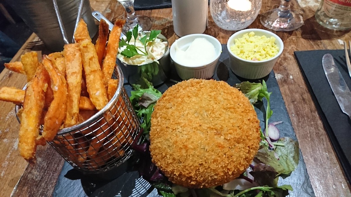 Excellent vegetarian bean burger on salad bed instead of a bun. Sweet potato fries, coleslaw, mayo and grated snowdonia black bomber cheese (superb flavour). Lovely touch on black slate rather than a plate @TheCawdor #welshcheese #greatfood