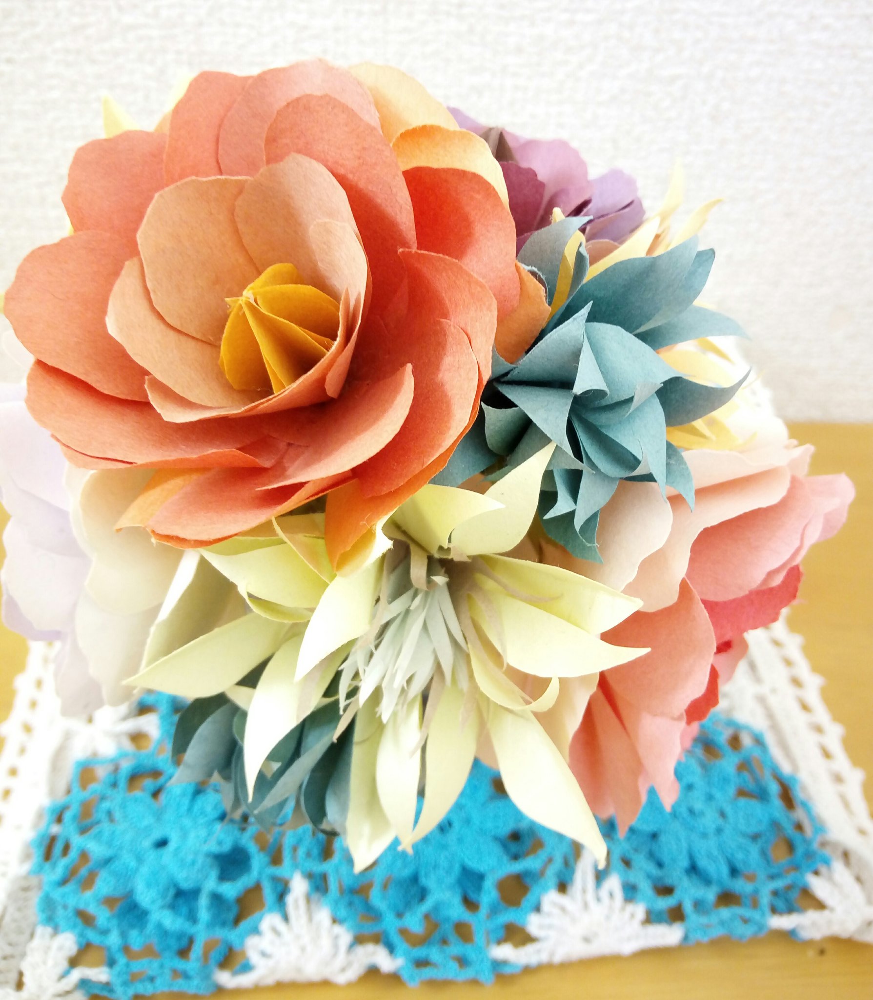 ローズりーな 花便り 66 ミニブーケ ほんのり秋の色の花に仕上げてみました 斑紅葉 照紅葉 昔の人が表現した景色を花でも楽しめると嬉しいです 和紙の作品になります 折り紙 ペーパークラフト 作品 花 インテリア