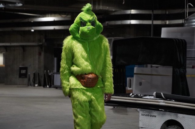 https://www.lakersnation.com/lakers-news-javale-mcgee-the-grinch-costume-am...