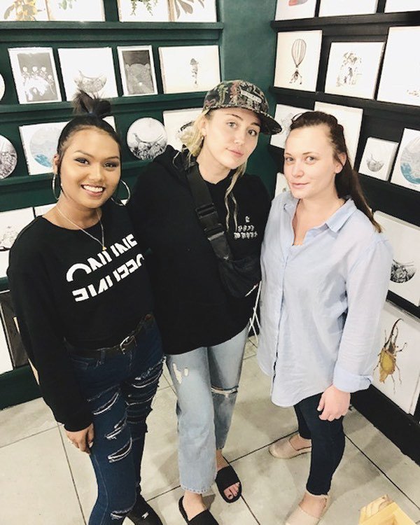 presentspaceCT's tweet photo. Miley Cyrus popping into PRESENTspace today, what a insanely nice person!! PRESENTspace are Big Fans Of Miley ! #PRESENTspace #mileycyrus https://t.co/VogsSJ8ohA https://t.co/DikTtUPBBW