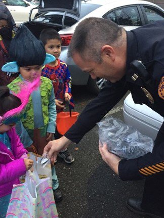 EverettPolice's tweet image. Captain Sniffen and Officers Yarkut and Hoelzel had a great time at community events last night handing out Halloween candy. #GreatExperience #2MuchFun