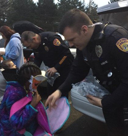 EverettPolice's tweet image. Captain Sniffen and Officers Yarkut and Hoelzel had a great time at community events last night handing out Halloween candy. #GreatExperience #2MuchFun