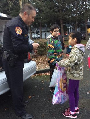 EverettPolice's tweet image. Captain Sniffen and Officers Yarkut and Hoelzel had a great time at community events last night handing out Halloween candy. #GreatExperience #2MuchFun