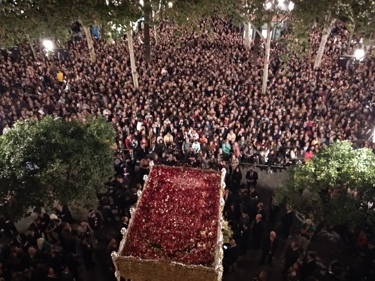 #1418ESPERANZA2018 | Nuestra Señora de la Esperanza se encuentra ya en el interior de la <a href="/SICSevilla/">Catedral de Sevilla</a>.

Finalizamos nuestro directo, esperando que la Santísima Virgen haya llegado a los hogares de todos aquellos que, en la jornada de hoy, no han podido disfrutar de su presencia.