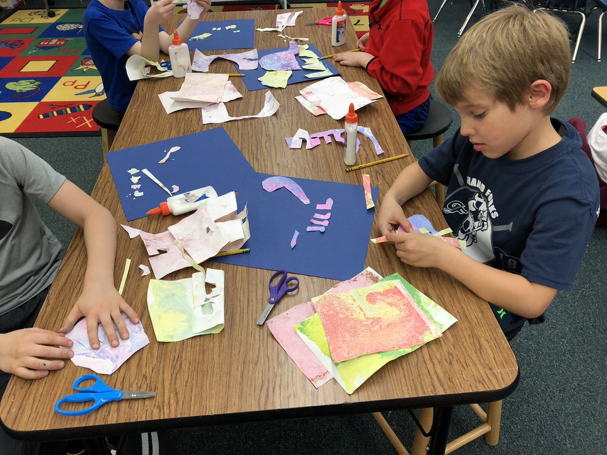 arielsandvik1's tweet photo. Using their chalk marbling from last week to make collages! #noplacelikekelly #GFArtistProg https://t.co/cjt60LJ2Fi
