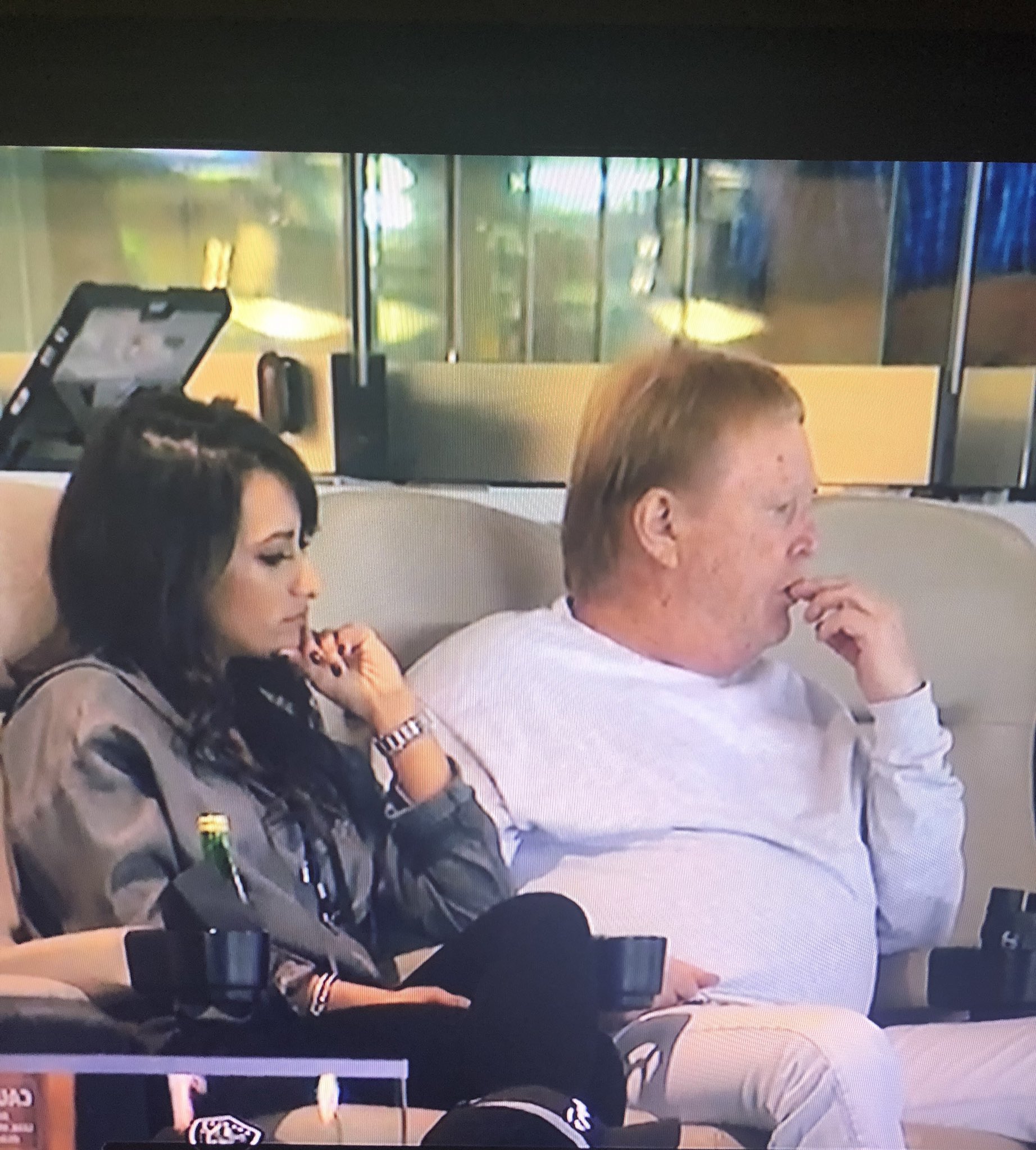 X 上的Victor：「Uhhh is this Mark Davis' girlfriend? #raiders  t.coKX5ttgliF7」  X