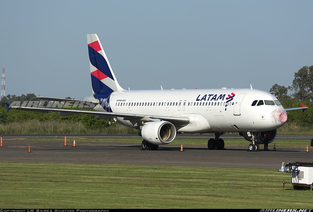 LuchoVidalOK's tweet photo. Compuesto @flightradar24 + #GOESEast #GLM incidente granizo @LATAM_BRA LA8050 31/10/18 (~0622Z). Las zonas +claras indican +rayos => +potencial fenomenos severos (ej. granizo y/o turb sev) #LineaDeInestabilidad #SistemaConvectivoDeMesoescala https://t.co/wdG53uIZBd