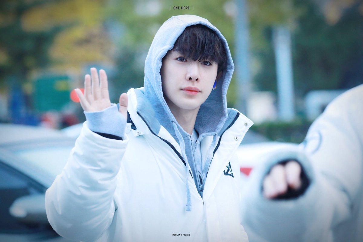 오늘 팬들이 제작해준 패딩 입고 뮤뱅출근하는 몬스타엑스 | 인스티즈