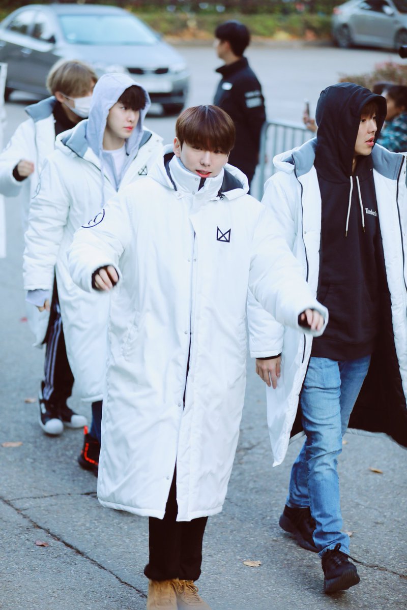 오늘 팬들이 제작해준 패딩 입고 뮤뱅출근하는 몬스타엑스 | 인스티즈