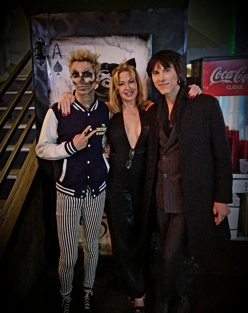 Celebrating <a href="/DallasGreenRoom/">The Green Room</a> after the headlining <a href="/PalayeRoyale/">Palaye Royale</a>  show at @treesdallas !!! 🎶🎃🥂 🤘🏼 #Halloween #WeLostEmerson