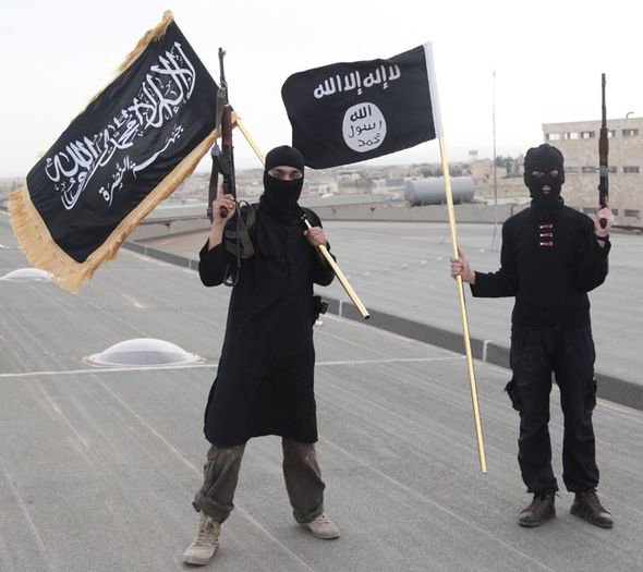 Террористы крокуса на фоне флага. Шахада Аль Каида. Аль Каида флаг. Мусульманское Знамя. Черный флаг Ислама.