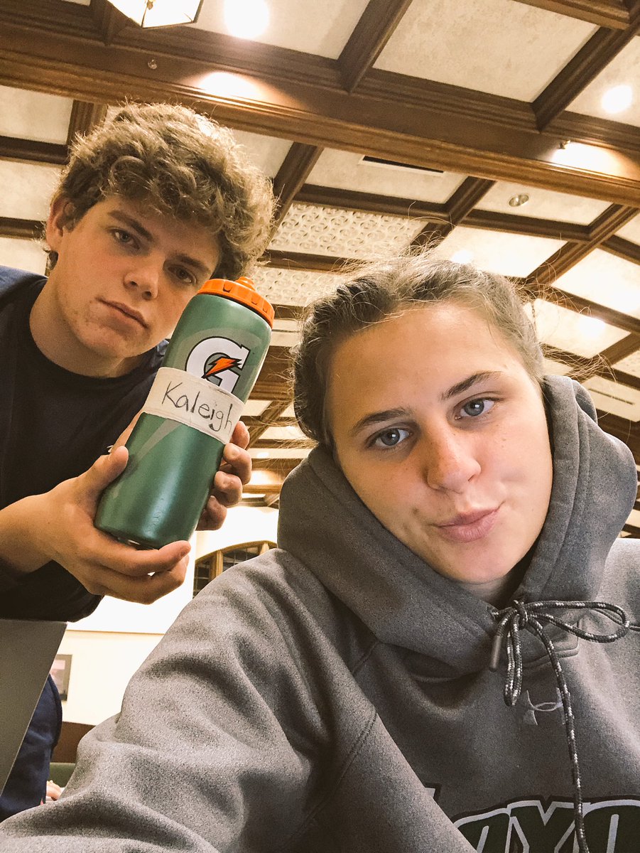 kaleegall's tweet photo. Getting our hours! #thatbread #studentathletes #cm203 https://t.co/bu0aEaOqsW