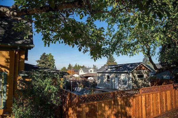 plushus's tweet photo. @MayorOfLA states that the program appeals to "both your self-interest and selfless interest." Another reason to get on with the ADU movement?

#mayorofla #garcetti #usmayorschallenge #grannyflats #adu #adupilotprogram #adula #homeless #losangeles #la
https://t.co/kjOxTM14Ss https://t.co/JufNGUyXNO
