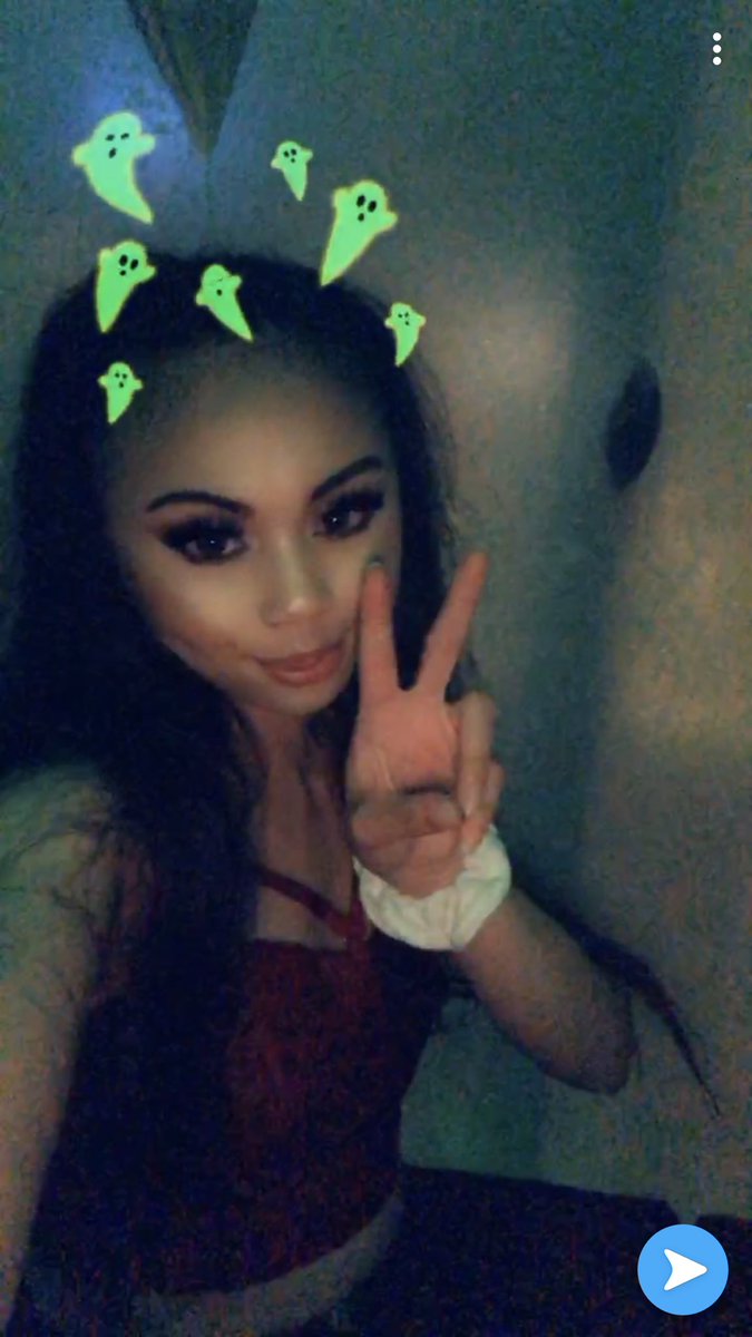 yunjinetta's tweet image. i didn’t take selfies, so i screenshot a video of myself... two timez #spoopyszn