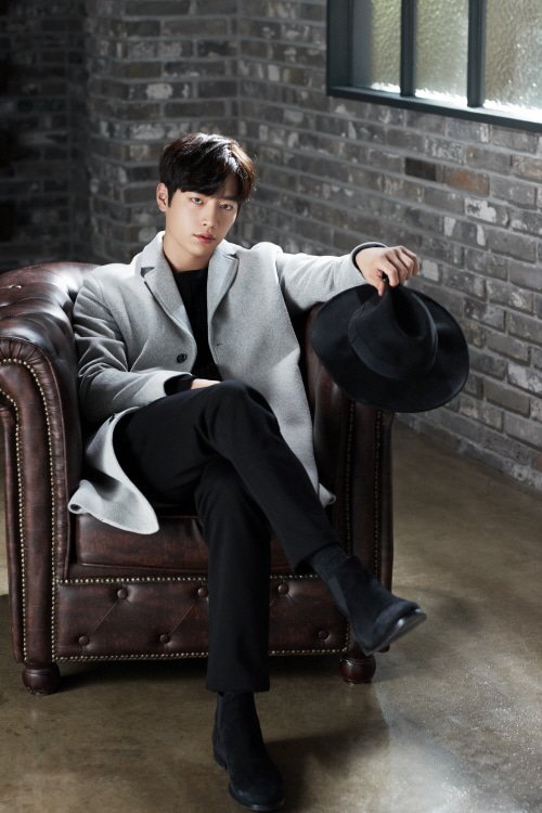 SeoKangjoon_Br's tweet photo. [FOTO] Seo Kang Joon para a coleção 2018 FW da Chasecult.

https://t.co/4T5VPYrBPM

#서강준 #서프라이즈 #SeoKangJoon #SeoKangJun #5urprise #Chasecult https://t.co/3mbHs1XolQ