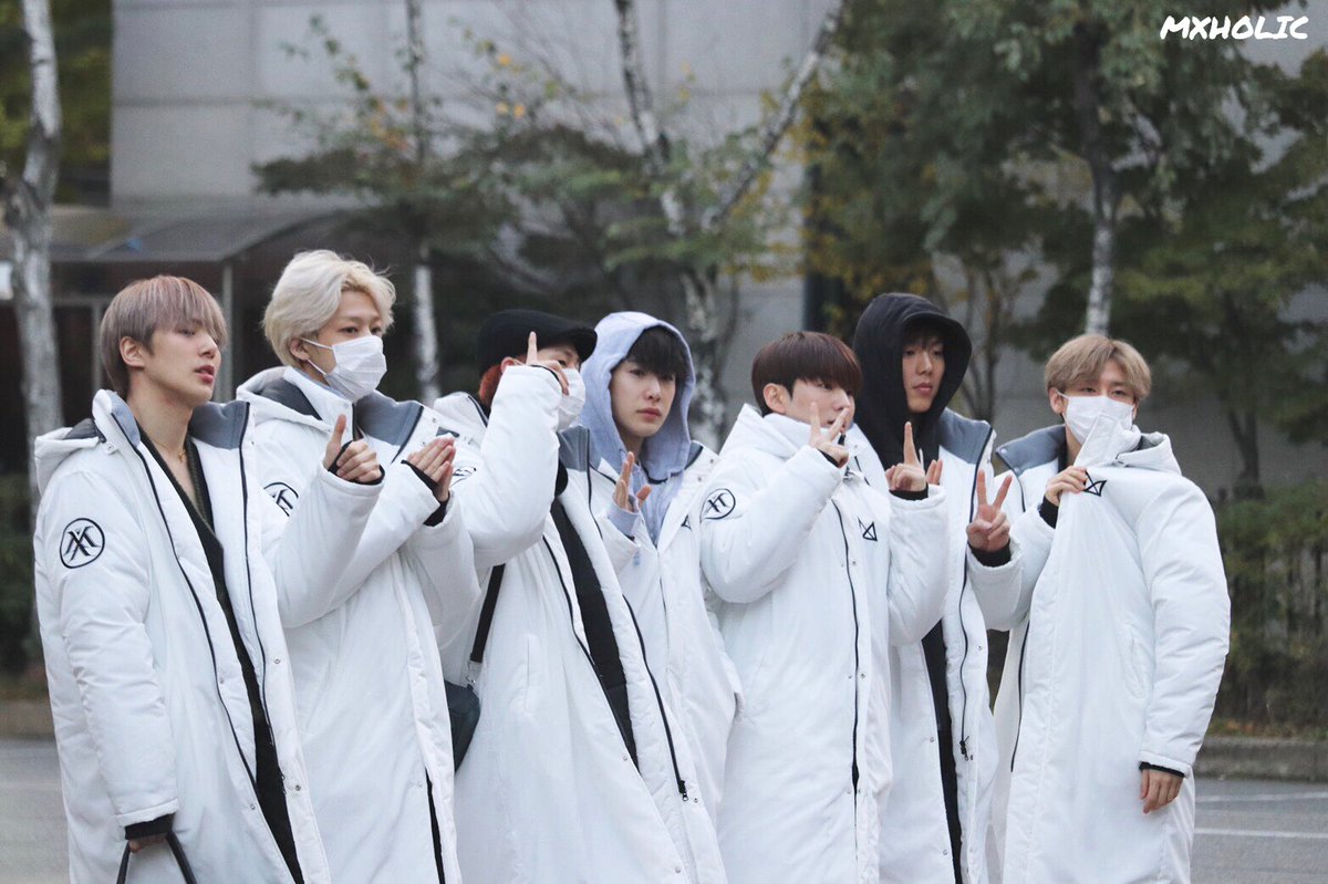 오늘 팬들이 제작해준 패딩 입고 뮤뱅출근하는 몬스타엑스 | 인스티즈